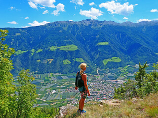 Naklejka premium Naturns im Vinschgau - Wandern auf den Meraner Höhenweg