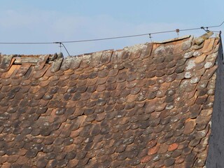brüchiges Dach mit Biberschwanz Ziegeln