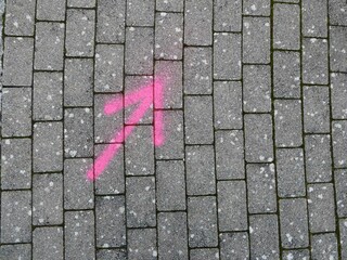 Richtungspfeile in Pink