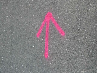 Richtungspfeile in Pink