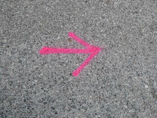 Richtungspfeile in Pink