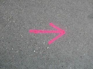 Richtungspfeile in Pink