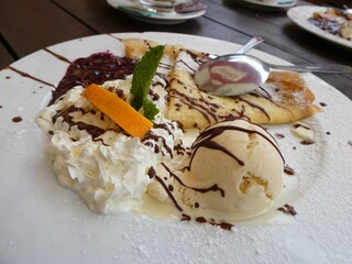 Patatschinken,Eis,Pfannkuchen,Sahne,Schlagsahne,Marmelade