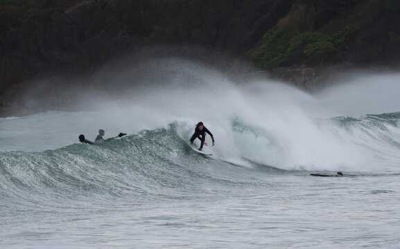 Belles vagues pour la pratique du surf en Bretagne - France