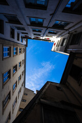 Fototapeta na wymiar Traboule dans la quartier de la Croix-Rousse à Lyon vue vers le ciel