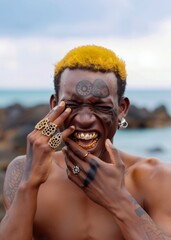 photo de studio d'un homme noir aux cheveux courts jaunes tient sa main sur son visage sur ses dents, des grilles en or avec des diamants sur ses doigts, des bagues avec des diamants