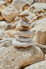 Fototapeta na wymiar stones in equilibrium on the beach
