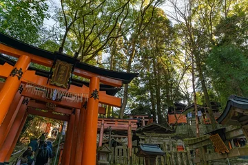 Rolgordijnen Fushimi Inari Taisha Shrine in Japan, adorned with vibrant red Tori gates © Wirestock