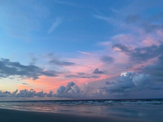 Fototapeta premium Tranquil beach scene with a stunning sunset sky
