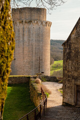 Croix au pied du château de Bonaguil