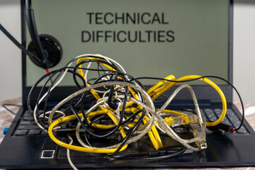 Fotografía conceptual de problemas técnicos en computación y sistemas. Cartel de Dificultades Técnicas en la pantalla de una laptop