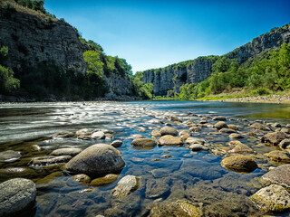 Rivière qui coule sur des pierres polies dans les gorges de l'Ardèche en France