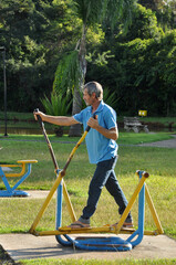 homem fazendo exercicios em parque 