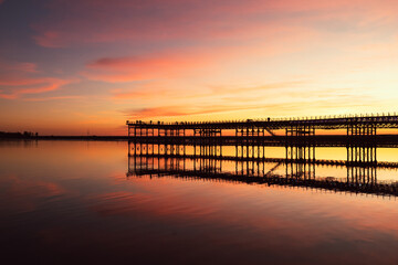 Naklejka premium Captivating sunset scenery unfolds at The Rio Tinto Pier (Muelle de Rio Tinto) in Huelva, Andalusia, Spain