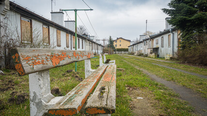 Opuszczone slumsy w zewnętrznej dzielnicy Gdynii - obrazy, fototapety, plakaty