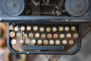 Clavier d'une vieille machine à écrire à la brocante