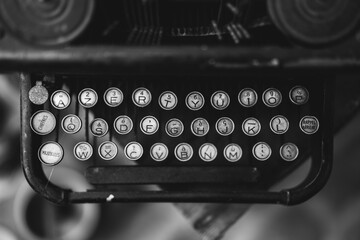 Touches d'une vieille machine à écrire vues d'en haut en noir et blanc - brocante et marché aux puces