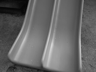 桜の花びらの落ちた滑り台