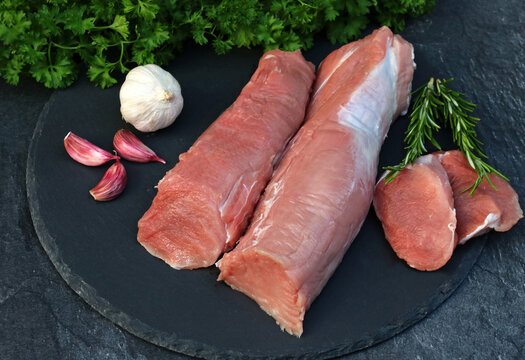 Rohes Schweinefilet auf einer Schieferplatte.