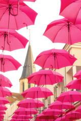 Parapluies roses pour l'opération octobre rose pour le cancer du sein dans le Passage d'Arcole à...