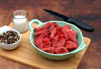 Eine Schüssel mit Rindfleisch in Streifen geschnitten