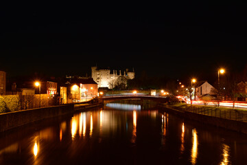 Fototapeta premium Night view to Kilkenny Castle and River Nore 