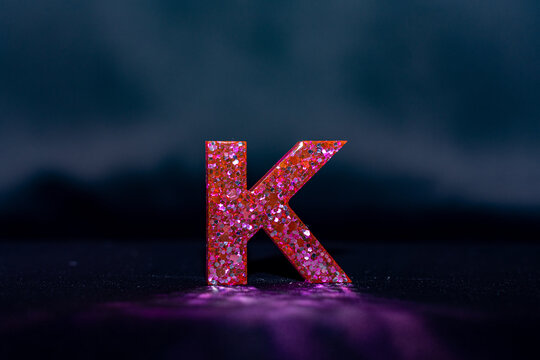 letra K  cor de rosa com brilho