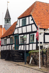 Schönes Fachwerkhaus und Rathaus Turm in der Altstadt von  Ebeltoft, Djursland, Dänemark