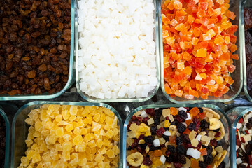 Variedad de frutos secos en el mercado. Frutas deshidratadas