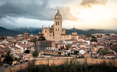 Fototapeta na wymiar Catedral de Segovia, de estilo gótico y renacentista construida entre los siglos XVI y XVIII. Segovia Cathedral, Gothic and Renaissance style built between the 16th and 18th centuries.
