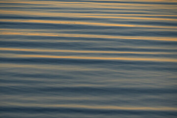 Langzeitbelichtung Wellenbewegung Ostsee in blau und gold