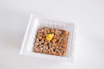 からしとタレをのせた納豆