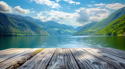 Rolgordijnen Table en bois, arrière-plan sur fond flou de lac et de montagnes, image avec espace pour texte. © David Giraud