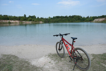 Fototapeta premium panoramic view of lake, bicycle in foreground