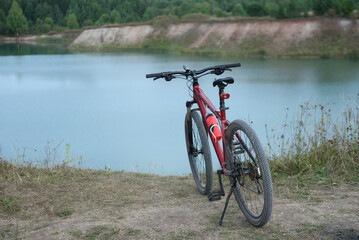 Fototapeta premium panoramic view of lake, bicycle in foreground