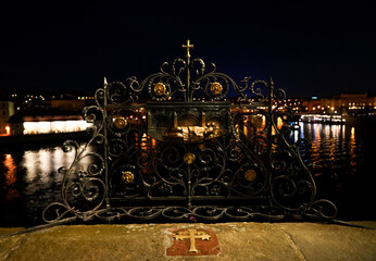 Plakette des heiligen Nepomuk auf der Karlsbrücke bei Nacht
