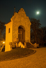 Kleine Calvary Kapelle auf dem Petrin Hügel in Prag bei Nacht und Vollmond