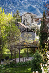Village au milieu des arbres fleuris en Suisse au printemps - 773347141
