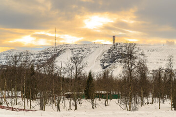 Vue de la mine de Kiruna au petit matin sous la neige en Laponie en Suède