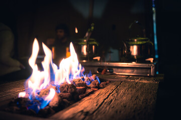 Brasero rustique sur une table de bois avec des théières en cuivre dans une tente en Laponie en...