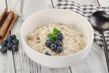 Oats porridge with blueberry