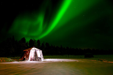 Aurore boréale de Laponie en Suède la nuit sous la neige