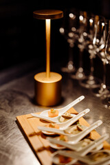 Cuillères apéritives au saumon accompagnées de vin et de champagne