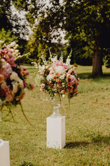 Bouquets de fleurs colorés sur des colonnes pour décorer la cérémonie - 773381951