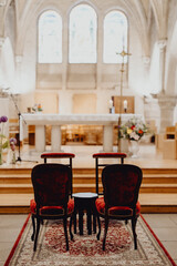 Les chaises en velours des mariés pour la cérémonie religieuse - 773382935