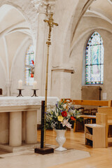 l'autel de l'église prêt pour la cérémonie religieuse - obrazy, fototapety, plakaty