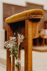 le fauteuil fleuri des mariés pour la cérémonie religieuse