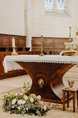 L'autel de l'église décoré de fleurs pour le mariage - 773383165