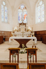 L'autel de l'église décoré pour la célébration du mariage