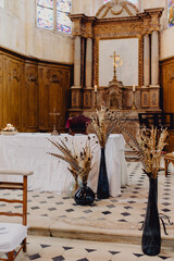 L'autel de l'église décoré de bouquets de plumes - 773383373